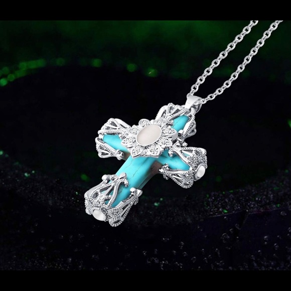 Beautiful Cathedral Cross - Picture 2 of 3